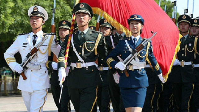 中国解放军三军仪仗队,2004年在香港的正步分列式,真是值得一看