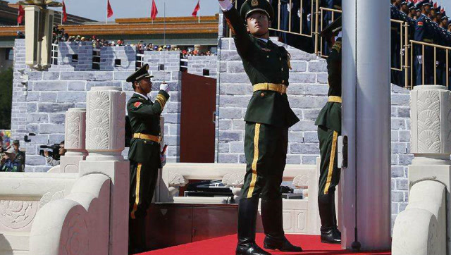 近距离实拍三军仪仗队收国旗回营,气势庄严,震撼我心!