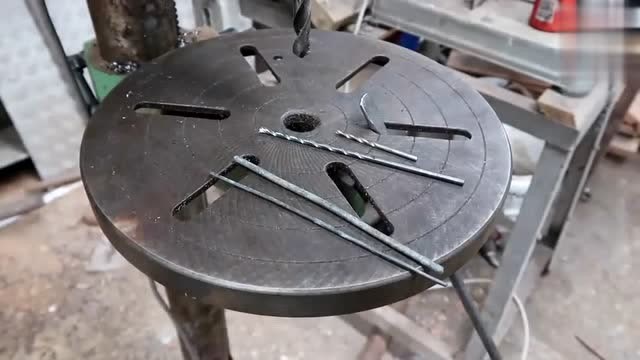 一块废铁自制拧铁丝神器,用过的人都说好!