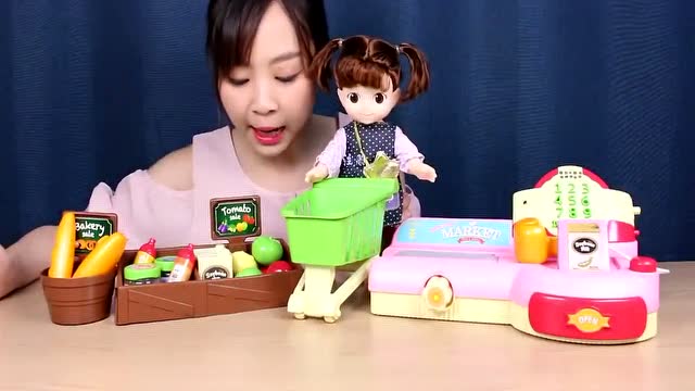 《小伶玩具》小豆子来到了超市,首先去找了推车去购物