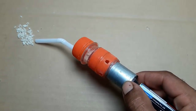 小伙子在家自制的手握式mini吸尘器真是一件精品呀
