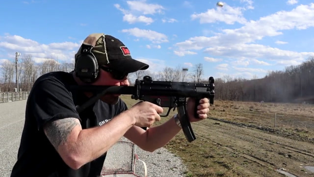 hk mp5k冲锋枪户外射击评测,声音怎么越听越不对劲呢?