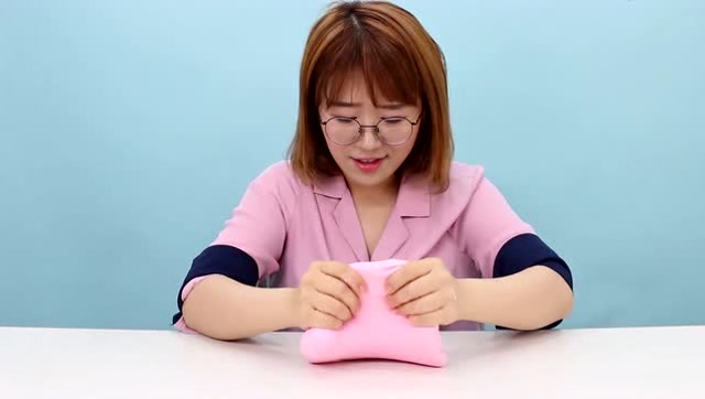 《小伶玩具》超神奇的冰冻粘土气球!不用吹的气球好神奇呀
