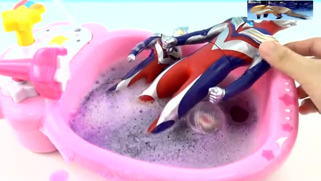 趣味玩具:迪迦奥特曼打怪兽幸苦了,在澡盆里泡澡呢