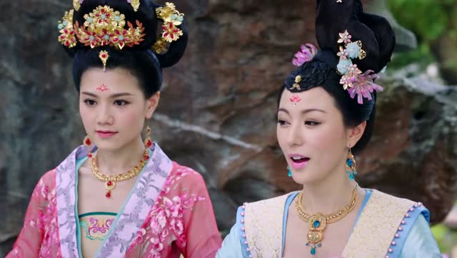 《宫心计2》公主与贵妃在花园舞剑,皇帝却在一旁暗中观察