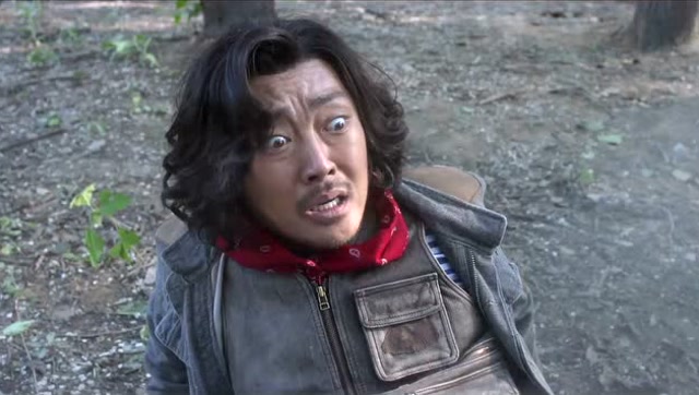 鬼吹灯之精绝古城:王胖子命悬一线,英子及时赶到,精准一枪搞定!