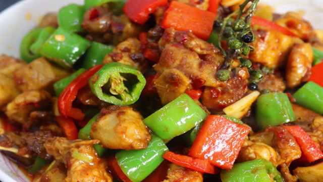 正宗四川菜辣椒炒鸡块,肉质软嫩,麻辣过瘾,一盘根本不够吃!