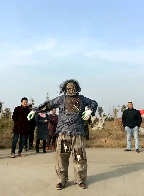 农民工自创断头舞,把路人吓一跳!