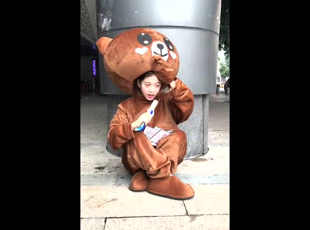 最近网上很火的网红熊,难道好看的小姐姐都去发传单了嘛?