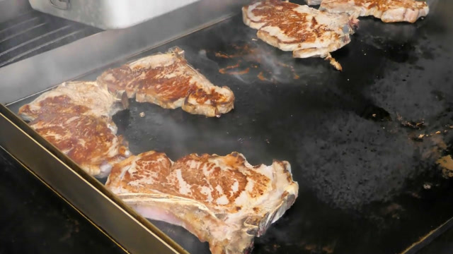 意大利街头美味的t骨牛排,这排队的人站得好长