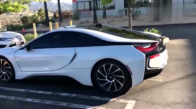 街拍宝马i8电动超跑 可惜车门没打开