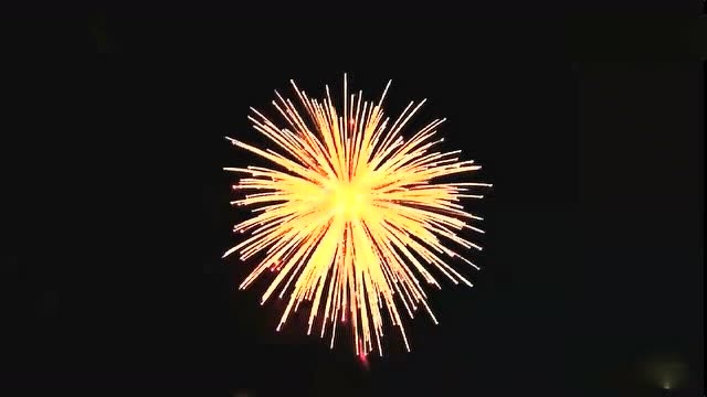 300斤的烟花在空中爆炸,似乎来到了导弹爆炸的现场
