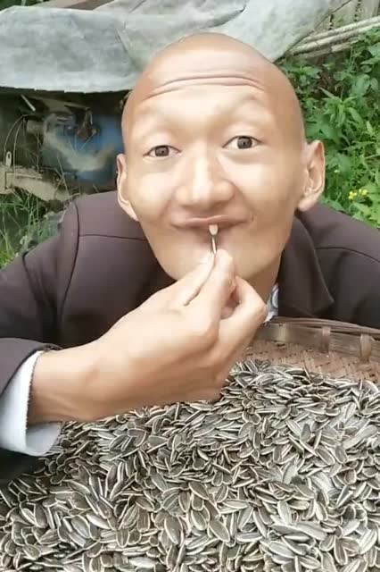 一颗牙齿怎么嗑瓜子,看完这位大叔,我知道了!