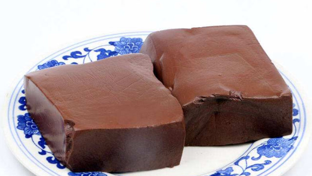 这假猪血得放多少胶呀,摔都摔不烂,谁还敢吃呀?