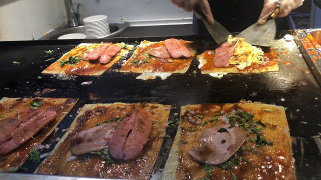 东北大叔洛阳老街摆摊卖烤冷面,一锅出六个都不够卖,天天排长队