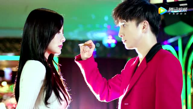 我们的少年时代:安谧和陶西嘴对嘴吃饼干