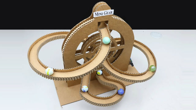 用纸板diy大转盘游戏,玩起来真带劲,看看他是怎么做的