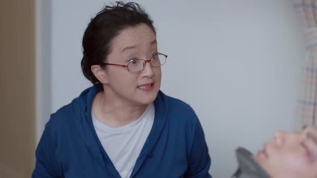 看到应勤妈妈责怪应勤樊胜美赶快转移话题说都等应勤伤好了再说吧