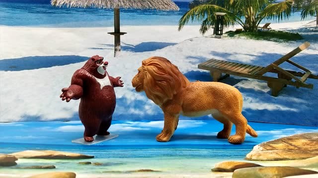 熊大,熊二和小伙伴在海边游泳比赛,遇到了大狮子