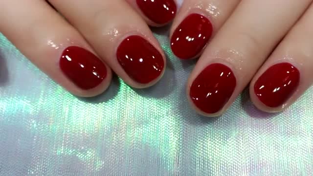 经典红纯色美甲,什么装饰都没有,但是却又相当的好看!