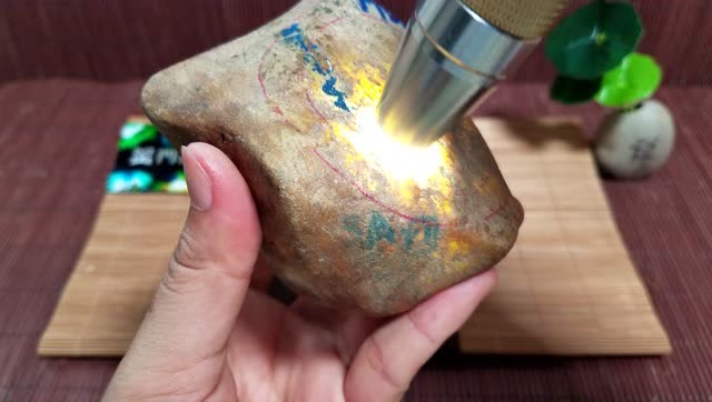 货主从缅商手中5万收的大马坎原石,居然玩出罕见玻璃种!