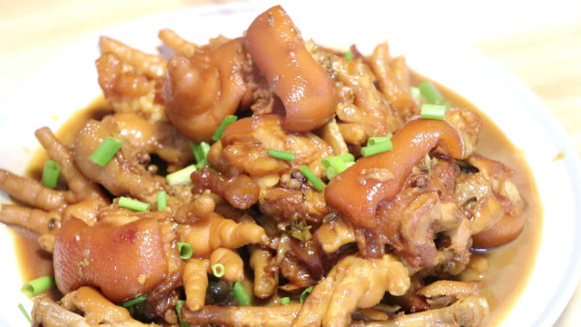 "猪蹄炖鸡爪"的做法,汤汁鲜美,软烂入味儿