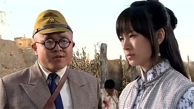 日本太君偷瞧花姑娘,被花姑娘一个眼神吓退