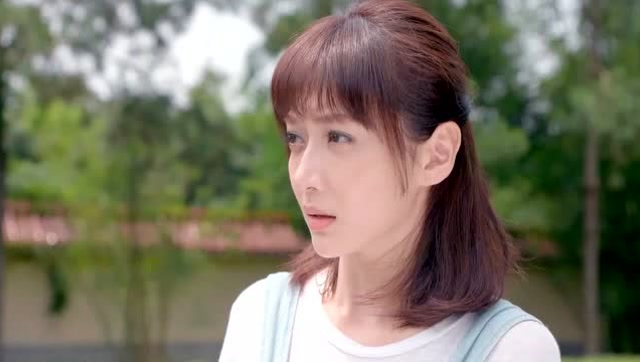 《闪亮茗天》王厂长在茶园给学员讲课,丁依柔假装中暑晕倒