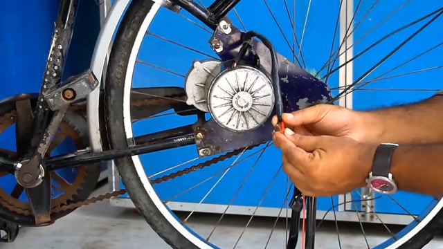 印度小哥给自行车装上一个电机后,骑车再也不怕出汗了,学到了