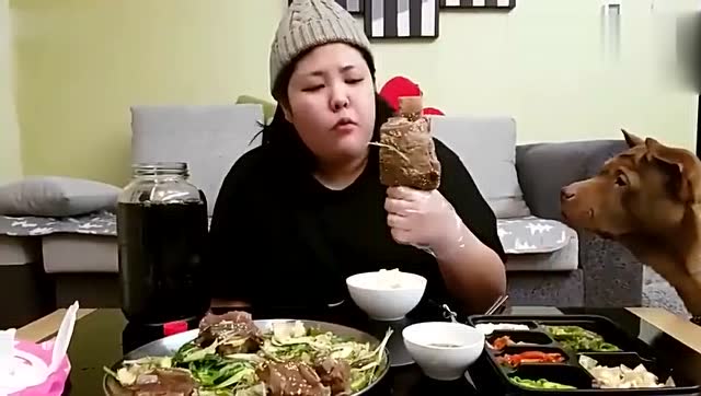 大胃王吃播:韩国胖妞秀彬吃超大块排骨!