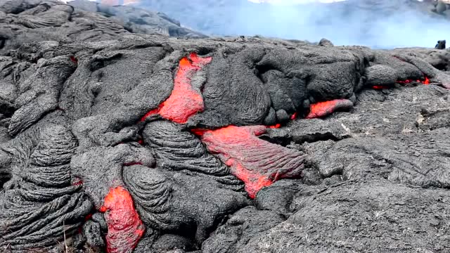 高清镜头拍摄火山涌出的熔岩,千度高温下石头化作"铁水"流出!