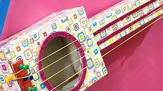 老外用纸盒制作出吉他,不仅省钱还很特别,坐等弹上一曲