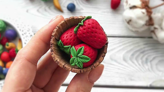 diy软陶手工制作的一筐草莓,看着好诱人