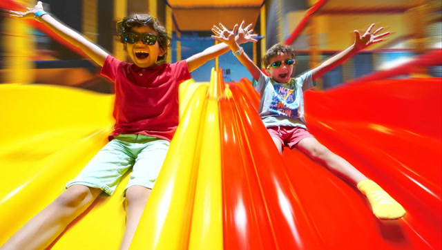 宝宝们玩海洋球和滑滑梯,超开心的