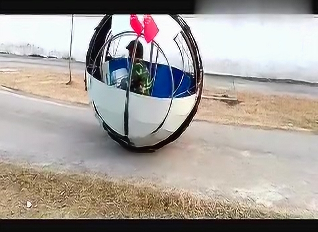 民间小伙发明防翻独轮汽车获得国家专利,可惜就只能坐一个人!