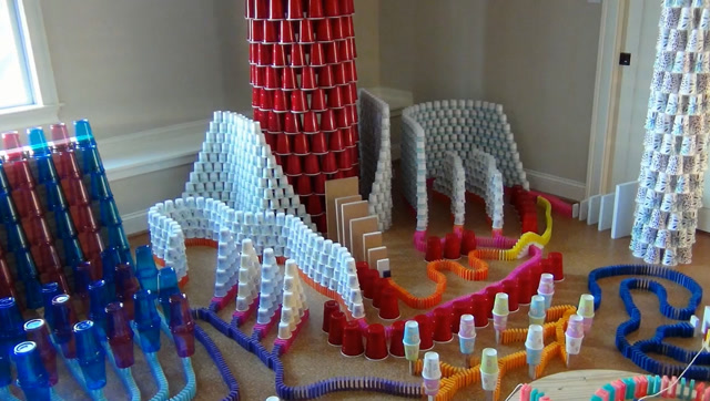 6000多块多米诺骨牌,加上4500个杯子,还能被轻易推倒吗?