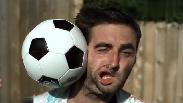 慢镜头下一千倍慢放,灌满水的足球一脚踢到脸上的画面