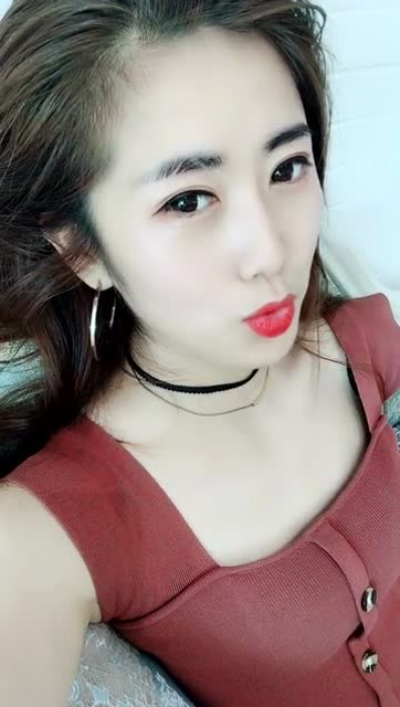 漂亮女神模仿网红嘟嘟嘴,烈焰红唇,太养眼了