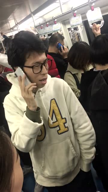 偶遇网红大b哥,b哥网红北京b哥,地铁上就这样