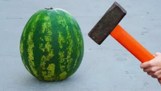 外国大神黑科技实验:用大锤砸西瓜会发生什么?