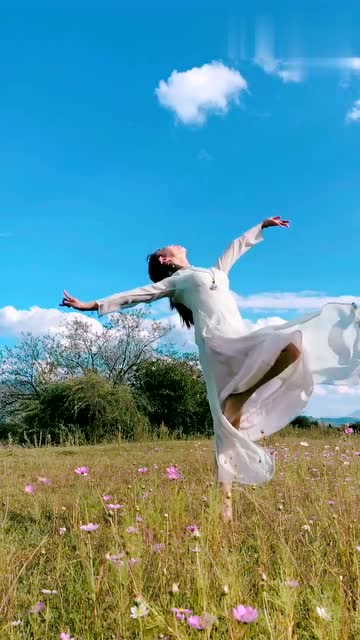 小姐姐轻纱飞舞,白云如雪天蓝蓝,芳草变黄金灿灿