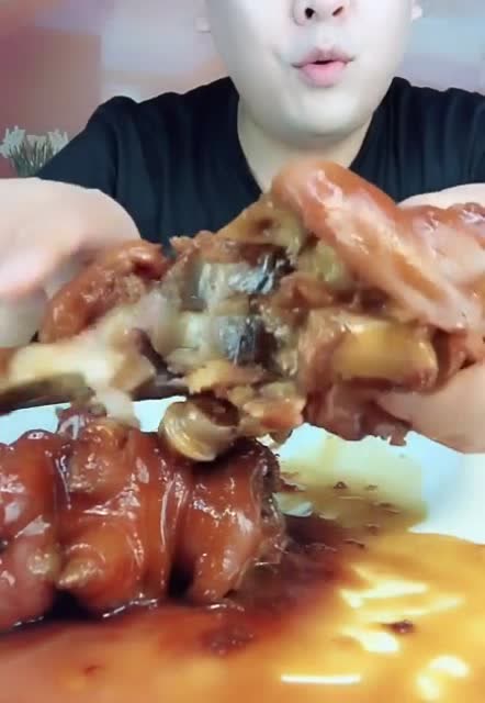 球哥要火了!大口大口的吃肘子,吃相好生猛,看着真馋人!