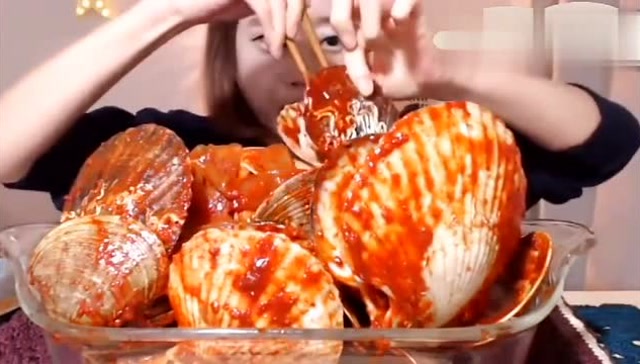 看着美女吃扇贝,吃的津津有味,隔着屏幕都想吃一下