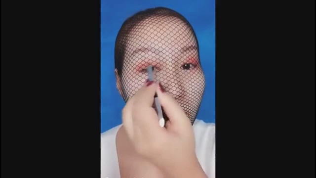套个渔网袜在头上化妆,听说这样更容易成网红