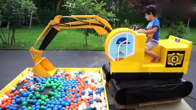 儿童工程车 小男孩开挖掘机挖海洋球