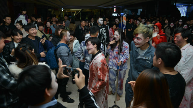 沈阳一商场万圣节上演真人吃鸡 僵尸大战病号丧尸袭击吓的人直跑
