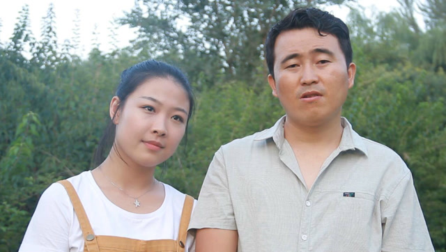 记者问小伙10万块钱卖老婆愿不愿意?小伙的神回答令人惊讶!