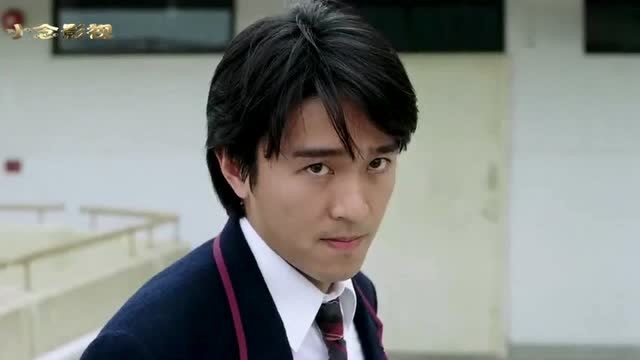 逃学威龙1 :星爷一脚把对方的烟踢飞,太帅了,还收获一帮小弟