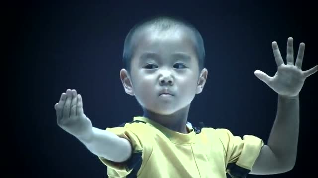 日本6岁李小龙模仿者今井隆星双节棍表演,太萌啦!
