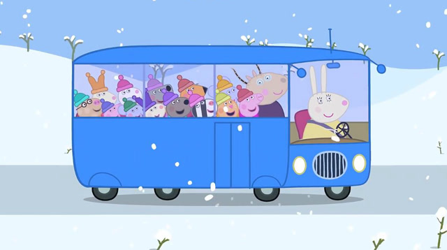 下雪了,小猪佩奇和同学们正在开心地坐校车上学去